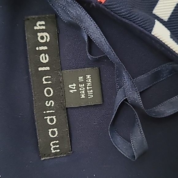 Madison Leigh geometric cap sleeve shift dress - Picture 2 of 5